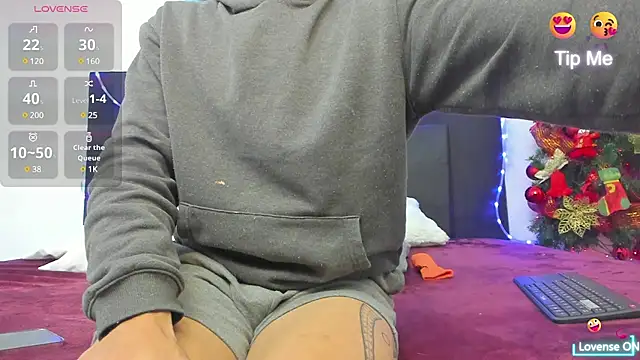 Snapshot of nakedfoam1 chatting on 12.04.24 nakedfoam1 online show from 12.04.24