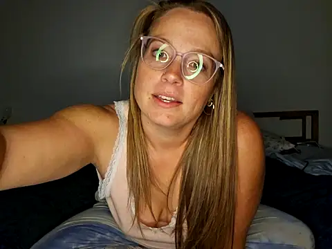 Snapshot of MrandMrsPooks chatting on 09.27.25 MrandMrsPooks online show from 09.27.25