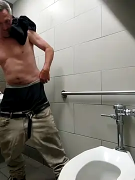 Snapshot of ed44435 chatting on 10.28.25 ed44435 online show from 10.28.25