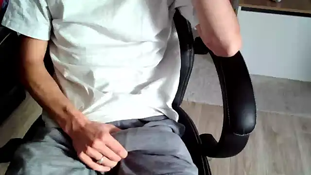 Snapshot of ElViko11 chatting on 10.27.25 ElViko11 online show from 10.27.25