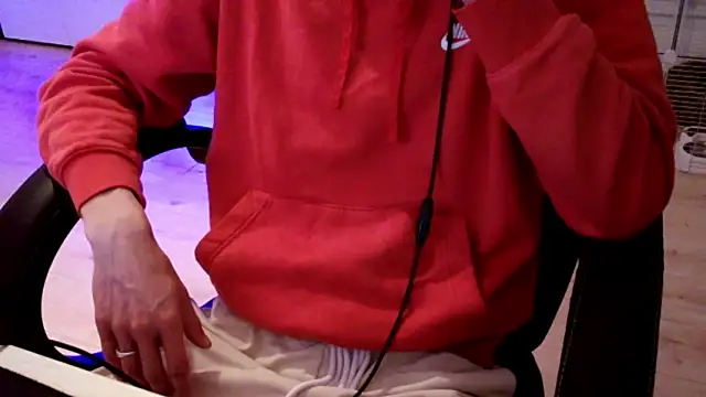 Snapshot of ElViko11 chatting on 11.08.25 ElViko11 online show from 11.08.25