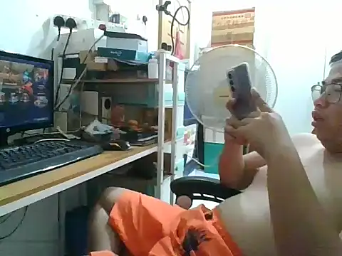 Snapshot of shyboymasturbation chatting on 12.17.24 shyboymasturbation online show from 12.17.24