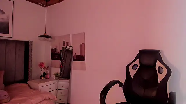 Alaia Cute online show from 12.19.24