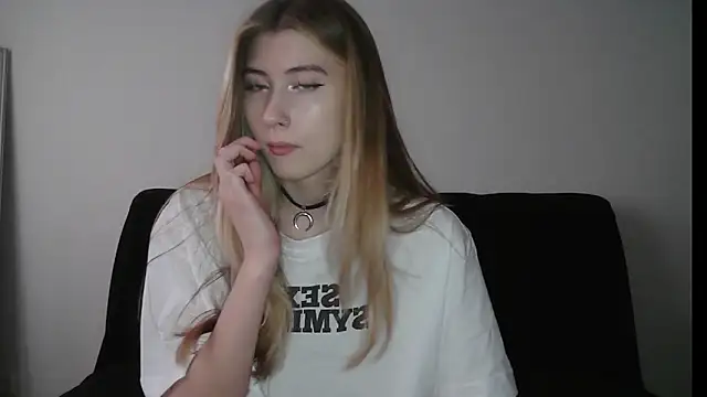 ErikaShyy online show from 11.04.25