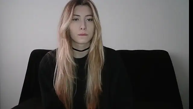 ErikaShyy online show from 11.21.25