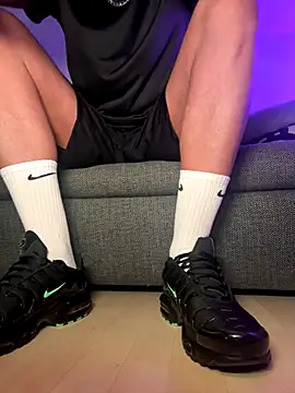 Snapshot of nikeaddicted2 chatting on 11.30.25 nikeaddicted2 online show from 11.30.25