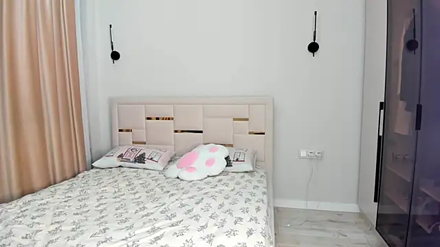 Lola Peach online show from 12.15.25