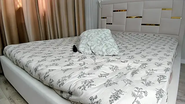 Lola Peach online show from 06.22.26