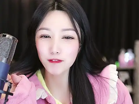 Snapshot of Nuyoah-77 chatting on 02.19.25 Nuyoah-77 online show from 02.19.25