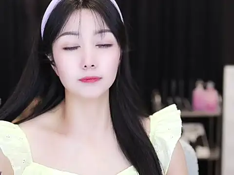 Snapshot of Nuyoah-77 chatting on 09.24.25 Nuyoah-77 online show from 09.24.25