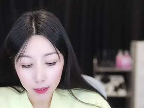 Snapshot of Nuyoah-77 chatting on 11.14.25 Nuyoah-77 online show from 11.14.25