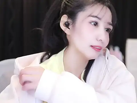 Snapshot of Nuyoah-77 chatting on 11.28.25 Nuyoah-77 online show from 11.28.25