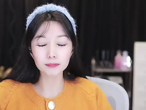 Snapshot of Nuyoah-77 chatting on 12.01.25 Nuyoah-77 online show from 12.01.25