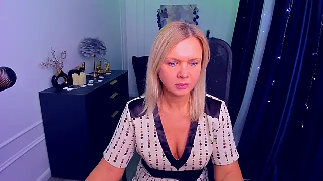 AgathaKlouin online show from 12.21.25