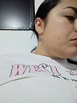 Snapshot of Lesly_10- chatting on 07.04.26 Lesly 10- online show from 07.04.26