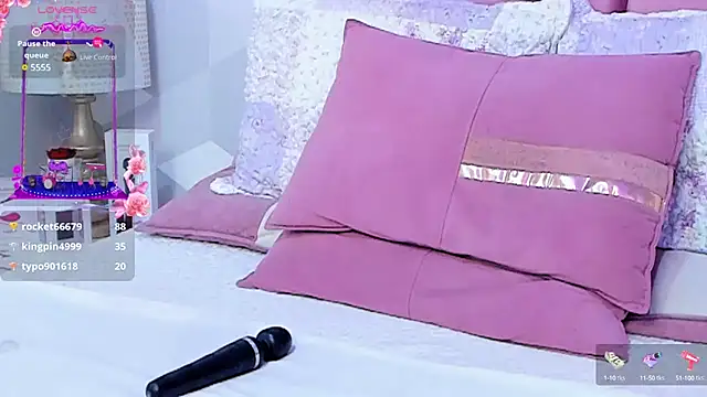 Snapshot of KylieMonnett chatting on 01.08.25 KylieMonnett online show from 01.08.25