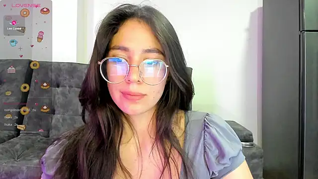 Snapshot of emmadiaz1 chatting on 02.25.25 emmadiaz1 online show from 02.25.25