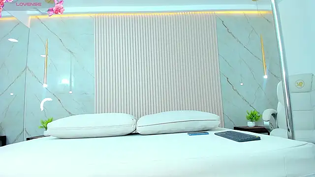 Snapshot of nathassa_grant chatting on 02.08.25 nathassa grant online show from 02.08.25