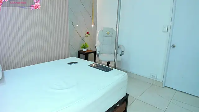 Snapshot of nathassa_grant chatting on 02.10.25 nathassa grant online show from 02.10.25