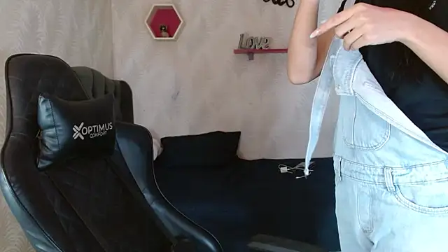 Snapshot of andy_bell_x chatting on 09.24.25 andy bell x online show from 09.24.25