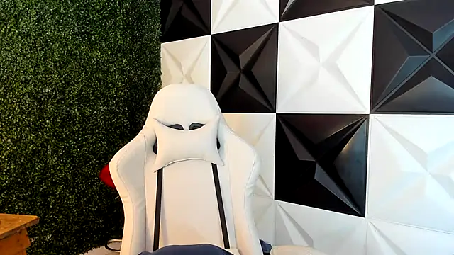 Snapshot of andy_bell_x chatting on 10.29.25 andy bell x online show from 10.29.25