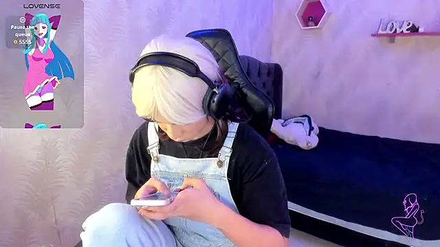 Snapshot of andy_bell_x chatting on 11.20.25 andy bell x online show from 11.20.25