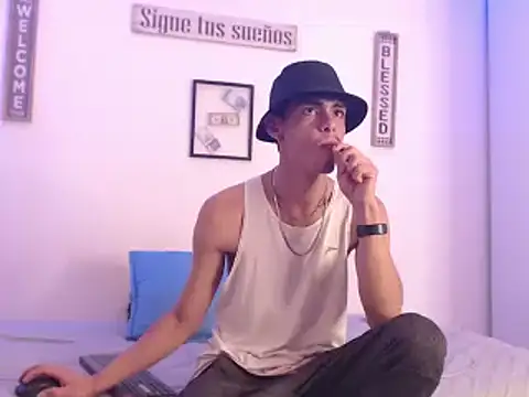 Snapshot of harrytomson_1 chatting on 12.31.24 harrytomson 1 online show from 12.31.24