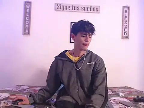 Snapshot of harrytomson_1 chatting on 01.20.25 harrytomson 1 online show from 01.20.25