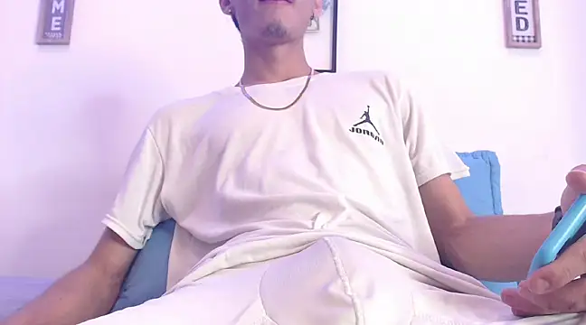 Snapshot of harrytomson_1 chatting on 02.22.25 harrytomson 1 online show from 02.22.25