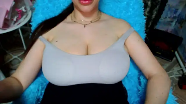 Snapshot of lovelyseu chatting on 12.18.25 lovelyseu online show from 12.18.25