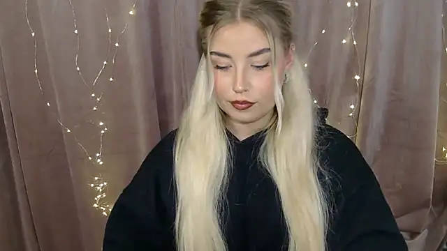 Snapshot of KristyHoney chatting on 12.15.24 KristyHoney online show from 12.15.24
