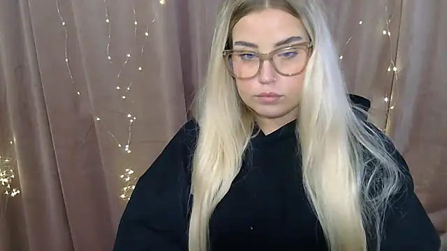 Snapshot of KristyHoney chatting on 12.16.24 KristyHoney online show from 12.16.24