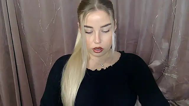 Snapshot of KristyHoney chatting on 12.17.24 KristyHoney online show from 12.17.24