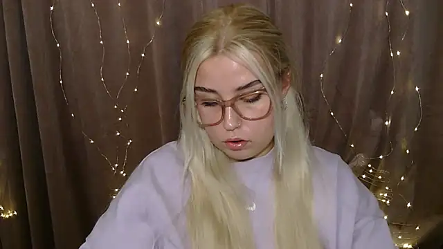 Snapshot of KristyHoney chatting on 12.19.24 KristyHoney online show from 12.19.24
