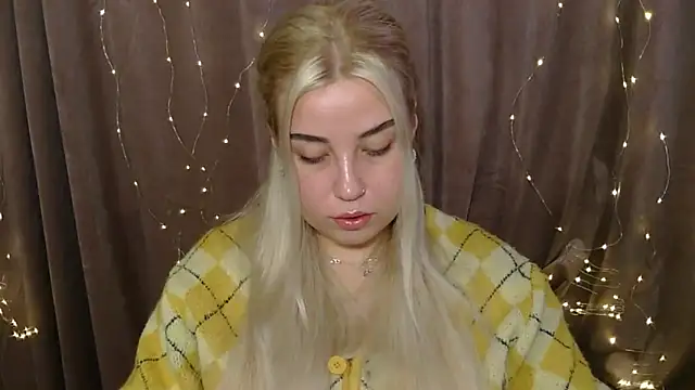 Snapshot of KristyHoney chatting on 12.20.24 KristyHoney online show from 12.20.24
