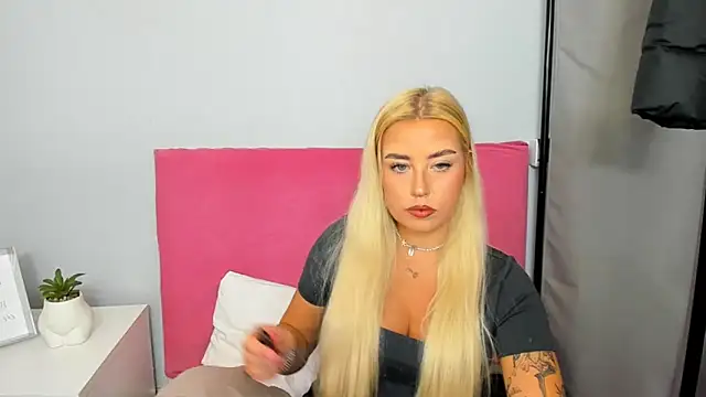 Snapshot of KristyHoney chatting on 01.21.25 KristyHoney online show from 01.21.25