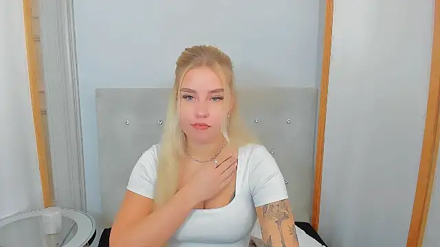 Snapshot of KristyHoney chatting on 03.03.25 KristyHoney online show from 03.03.25
