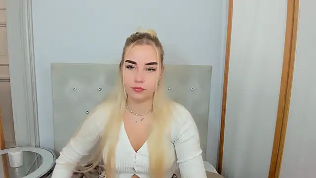 Snapshot of KristyHoney chatting on 03.08.25 KristyHoney online show from 03.08.25