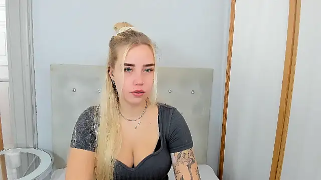 Snapshot of KristyHoney chatting on 03.10.25 KristyHoney online show from 03.10.25
