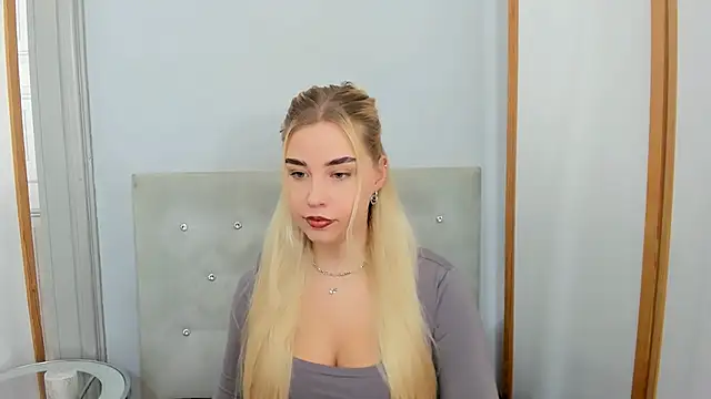 Snapshot of KristyHoney chatting on 03.17.25 KristyHoney online show from 03.17.25