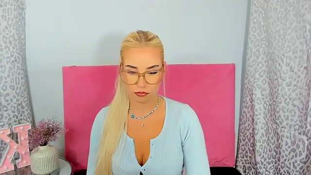 Snapshot of KristyHoney chatting on 09.26.25 KristyHoney online show from 09.26.25