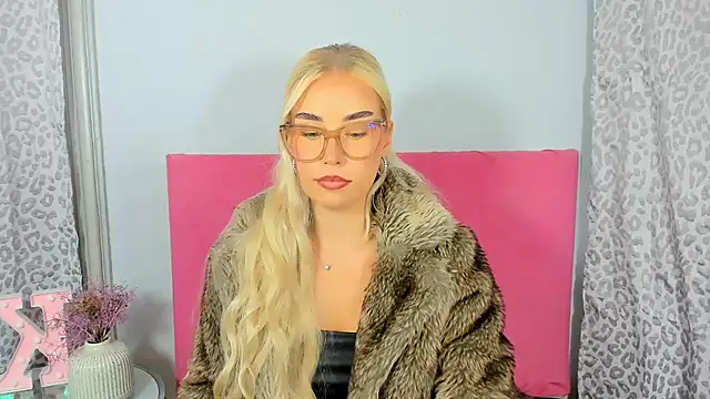 Snapshot of KristyHoney chatting on 10.09.25 KristyHoney online show from 10.09.25