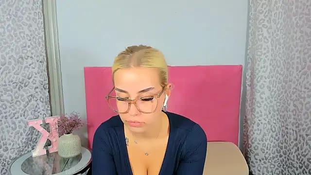 Snapshot of KristyHoney chatting on 10.18.25 KristyHoney online show from 10.18.25