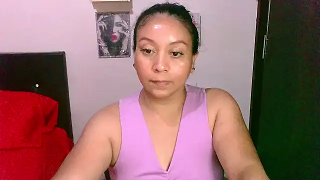 Snapshot of zaray_bella chatting on 11.18.25 zaray bella online show from 11.18.25