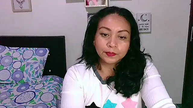 Snapshot of zaray_bella chatting on 12.01.25 zaray bella online show from 12.01.25