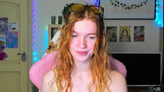 Snapshot of Sunny_Elly chatting on 10.10.25 Sunny Elly online show from 10.10.25