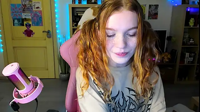 Snapshot of Sunny_Elly chatting on 10.21.25 Sunny Elly online show from 10.21.25