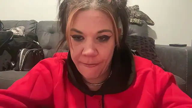 Snapshot of RavenRayyy chatting on 11.11.25 RavenRayyy online show from 11.11.25