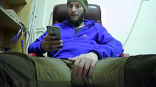 Snapshot of hardbigcock16 chatting on 01.15.25 hardbigcock16 online show from 01.15.25