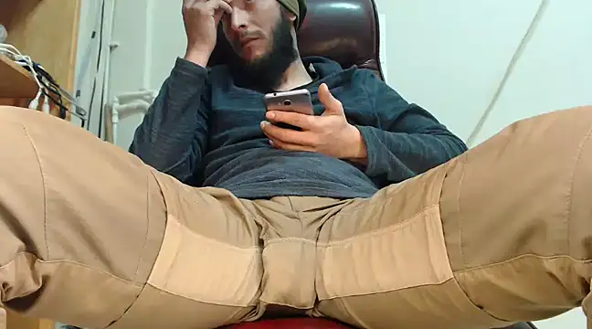 Snapshot of hardbigcock16 chatting on 01.18.25 hardbigcock16 online show from 01.18.25